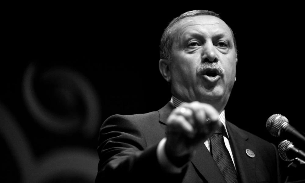 Σε ιστορικό χαμηλό ρεκόρ η ισοτιμίας της λίρας με το δολάριο